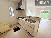 人気の対面式システムキッチンを採用しています！ご家族のコミュニケーションが自然と増える設計です。お子様にも目が届くので嬉しいですね！広々使えて快適で作業が進みます。