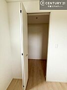 ウォークインクローゼット付きです。たくさんのお洋服などを収納しておけそうですね！他にも扇風機や加湿器など季節物の大きな家電も収納できます！