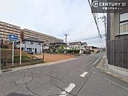 落ち着いた街並みが広がる閑静な住宅街に位置し、穏やかで心安らぐ暮らしを叶える住環境です。