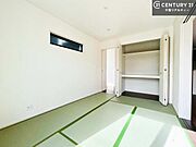 タタミの香りが安らぎを与える、リラックス空間。窓も大きく開放感のある和室となっております。日本人の心感じる「和」の空間。（施工例）