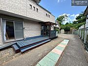 テラス・専用庭付き！ガーデニングやお子様の遊び場としてアウトドアが楽しめるようなお部屋！陽当たり良好なお庭です！晴れた日には青い空を見渡せる開放的な時間を楽しめます。
