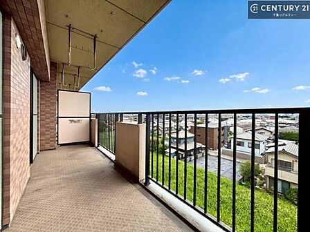 広々としているバルコニーです!お洗濯物を干すのはもちろん風に当たりながらくつろぎタイムが送れます!