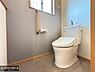 トイレ：1・2階にトイレがございます！朝の忙しい時間帯も待たずにすみそうですね。白を基調とした清潔感のあるトイレでお手入れがしやすいです！