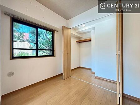 優しい光が差し込む洋室は、朝の目覚めも気持ちが良さそうですね。おうち時間もゆったりと過ごすことができます。優しい色合いのフローリングがどんな家具にもマッチします!