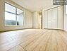 寝室：バルコニーに面した洋室は、たっぷりの陽光が差し込む明るい空間。一日の疲れをゆっくりと癒す主寝室としておすすめです。朝は心地よい光に包まれながら気持ちよく目覚められます。