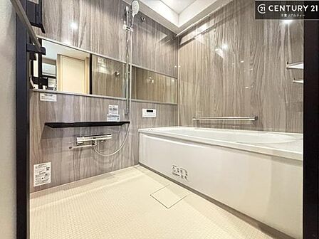 落ち着きある大人の雰囲気のバスルームは、味が出ていてバスタイムが充実!お仕事頑張っているご褒美にお好みの香りの入浴剤を入れて、楽しんでみてはいかがでしょうか?