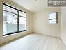 子供部屋：2面採光を確保した明るい室内は、風通しも良く、明るく大変居心地の良い空間となっております。リラックスして過ごせる心地の良いお部屋です！朝の目覚めがスッキリしますね！