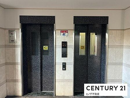 エレベーターは2基設置されており、朝の通勤時間帯もスムーズに移動可能。快適な暮らしを支える設備です。