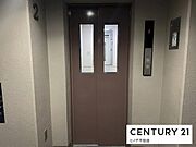 エレベーターは各所に設置されており、朝の通勤時間帯もスムーズに移動可能。快適な暮らしを支える設備です。