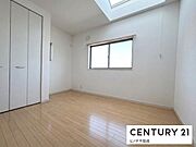 【AI家具消し加工済み】天窓付きの明るい洋室です。寝室や子供部屋、趣味のスペース等用途に合わせて自由に活用いただけます。