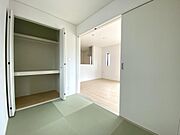 リビング横の和室は、お子さまの遊び場や来客用にも使えるマルチスペース♪