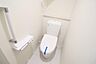 トイレ：温水洗浄便座付きのトイレで、一年を通して快適にご利用できます。