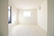 バルコニーに面した明るい居室です♪広いバルコニーからたっぷりの光をうけたお部屋で、素敵な新生活をスタートさせてみませんか？