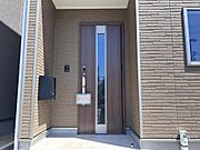 玄関ドアのスリッドラインから陽の光が入る明るいエントランス♪ＴＶモニター付インターホンでセキュリティ面にも配慮！