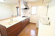 対面キッチンなのでリビングと一体感があり、広々とした空間の中で楽しく食事やお菓子作りが出来ますね♪※掲載写真は家具や小物を除いたイメージです。現況と異なる場合があります。