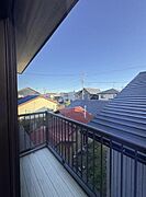 開放感のある眺望が魅力。洗濯物もしっかり干せるスペースを確保しています。