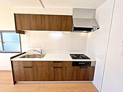 お料理を効率的に、楽しく！システムキッチン♪収納たっぷりなので調理器具や調味料も出し入れしやすいですね！