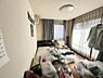 洋室：バルコニーに面した明るい洋室です♪洗濯物を取り込んでお部屋にあるクローゼットにすぐにしまえるので導線もばっちりですね☆