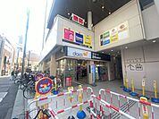 ダイエー下北沢店まで650m、24時間営業になりますので、早朝や深夜も使えて急な買い物に大変便利でございます