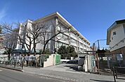 川崎市立南生田中学校まで618m、学校目標は『師弟同行』の精神を基にして、より良い社会を作り上げる豊かな人間の育成を目指す。