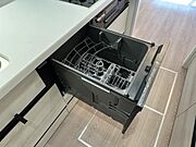 食器洗い乾燥機付システムキッチンは、エコで節水、後片付けも楽々で、食後はくつろいでいる間に食器はピカピカになります！