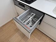 食器洗い乾燥機付システムキッチンは、エコで節水、後片付けも楽々で、食後はくつろいでいる間に食器はピカピカになります！