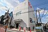 周辺：オーケー登戸店まで626m、営業時間：8:30－21:30　食料品から日用品までいろいろなものが低価格で販売されているのでお財布に優しいスーパーです