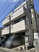 ベージュを基調とした落ちついた外観でございます。採光良好＆風通しも良く、快適に暮らせるお住まいです