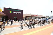 いなげや川崎登戸店まで250m、歴史ある1都3県を中心に展開された老舗スーパー。「いなげやさん」の愛称で親しまれているスーパーです