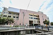 川崎市立東生田小学校まで953m、昭和41年11月10日創立の小学校です。教育目標、は明るい子・伸びる子・たくましい子・やさしい子です。