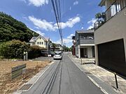 周辺は静かで落ち着いた雰囲気の住宅街です。交通量も少なく、穏やかで快適にお過ごしいただけます