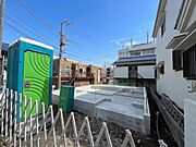 大きな窓のあるリビングは、明るく開放感溢れる空間です。居心地良く、ご家族皆がゆったり寛げる憩いの空間となりそうです