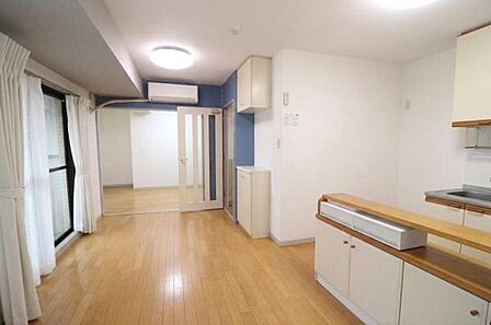 自然光で満たされる明るいDKでございます。居住中につき、AIを用いて室内の家具等を消去する加工を施しています