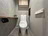 トイレ：トイレには快適な温水洗浄便座付で、温水によって洗浄する機能を持った便座であり、清潔に保ちます。お手入れも簡単になりました。