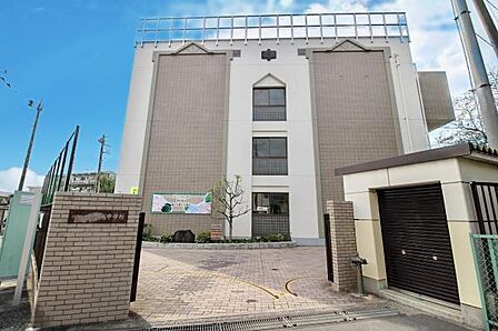 川崎市立中野島中学校まで850m、昭和35年に開校した歴史のある学校。人権尊重教育を基盤とし教育目標を目指す。