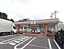 周辺：セブンイレブン川崎初山2丁目店まで370m、コンビニエンスストアは、お買い物はもちろん、銀行のキャッシュディスペンサーや宅急便・チケット販売もありとても便利ですね！