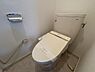 トイレ：トイレには快適な温水洗浄便座付で、温水によって洗浄する機能を持った便座であり、清潔に保ちます。お手入れも簡単になりました。
