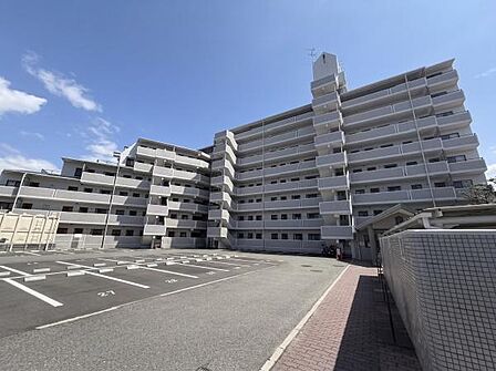 南海電鉄高野線「金剛」駅から徒歩11分の場所に立地しています。周辺にはスーパーや医療機関、幼稚園・小学校・中学校、公営のスポーツ施設、大きな池のある公園などがあり、暮らしやすい環境です。