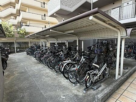 屋根付き自転車置き場