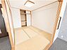 和室：リビングに隣接した使い勝手の良い和室です。扉を開ければ開放的な空間に。お子様の遊び場や家族のくつろぎスペースとしても活躍します。