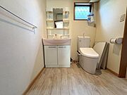 広さ充分の洗面室です！窓付きで明るくて良いですね！