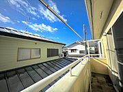 【南側で日当たり良好！】風を感じる広々バルコニー！洗濯物を干すのも、外の景色を楽しむのも◎。