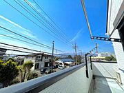 ■現地からの眺望■バルコニーからの素晴らしい眺望。目の前を遮る建物がなく、小田原の街並みと遠くの山々を一望できる開放的なパノラマです。
