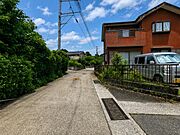 ■前面道路含む外観前面道路にゆとりがあり、車の出入りや駐車もスムーズに行えます。周囲は穏やかな住宅街で、日々の暮らしに静けさと安心をお届けします。