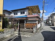 ～土地面積約30坪の整形地、東側土地間口約10.4ｍの土地～昭和45年築の5ＤＫ、2階のワイドバルコニーはとても広く屋根付き！洗濯物もよく干せて、夏にはバーベキューなども楽しめます！