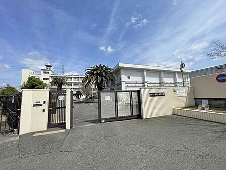 大阪市立長吉六反中学校まで830m