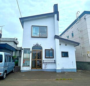 外観:モルタル塗りの白い外壁が印象的な、小さくてかわいらしい建物です。前面歩道が広く確保されています。住居用はもちろん、事業用スペースとしてもご検討いただきたい物件です。 外観:モルタル塗りの白い外壁が印象的な、小さくてかわいらしい建物です。前面歩道が広く確保されています。住居用はもちろん、事業用スペースとしてもご検討いただきたい物件です。