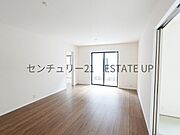 【リビング】心地いい光が差し込みます。過ごしやすいリビングで家族が快適な日々が送れます。
