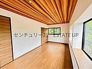 【洋室】収納棚もあるのでライフスタイルに合わせて、多目的にお使いいただけます。