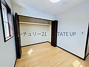 【洋室】収納棚もあるのでライフスタイルに合わせて、多目的にお使いいただけます。